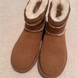 UGG CLASSIC MINI SHEARLING BRAID CHESTNUT BOOTS - WOMEN'S size7